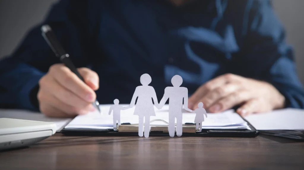 Dr. Cristian Francia brindando asesoría sobre pensión alimenticia en su estudio de Canelones.