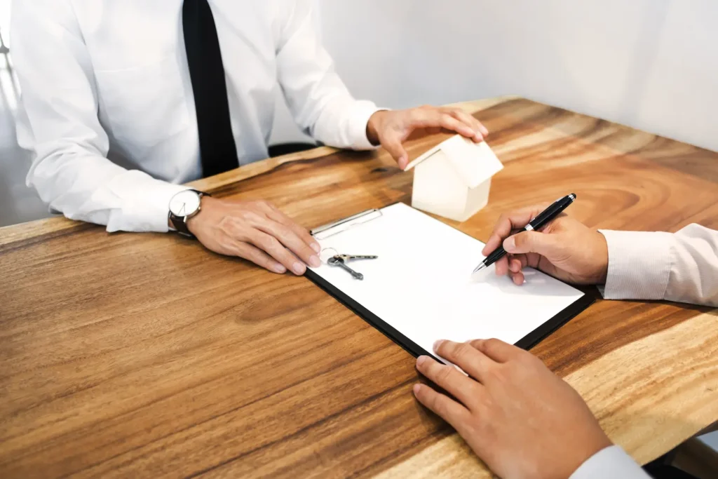 Notificación judicial de desalojo sobre una mesa, representando la asesoría legal del Dr. Cristian Francia en Canelones.