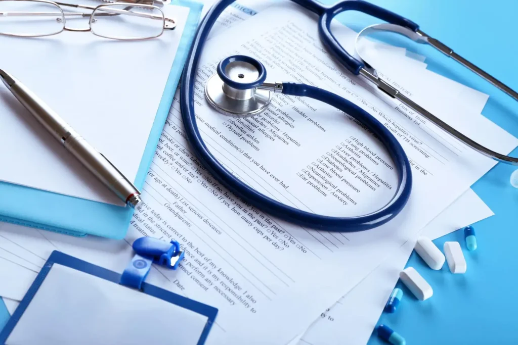 Estetoscopio sobre documentos legales representando un caso de mala praxis médica en Uruguay.